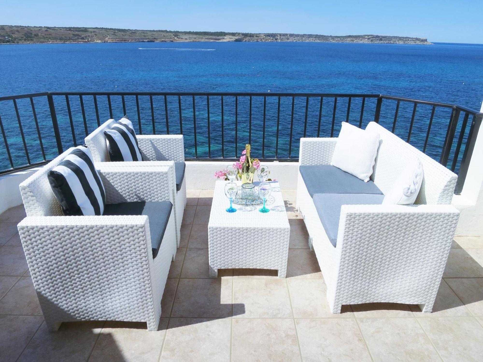 Seafront Apartment Terrace, Lounger & Panoramic Ocean Views Mellieħa Екстериор снимка