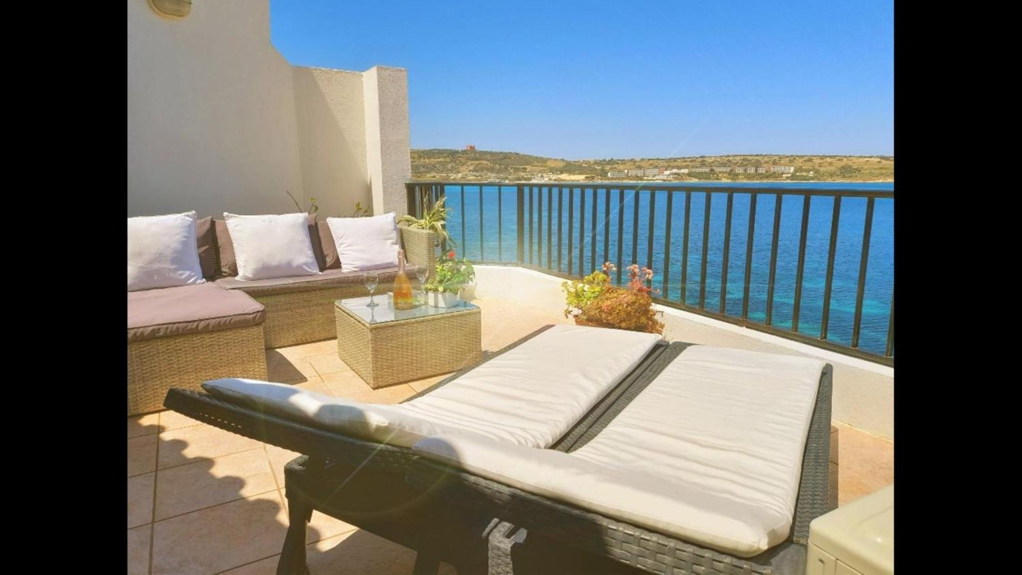 Seafront Apartment Terrace, Lounger & Panoramic Ocean Views Mellieħa Стая снимка