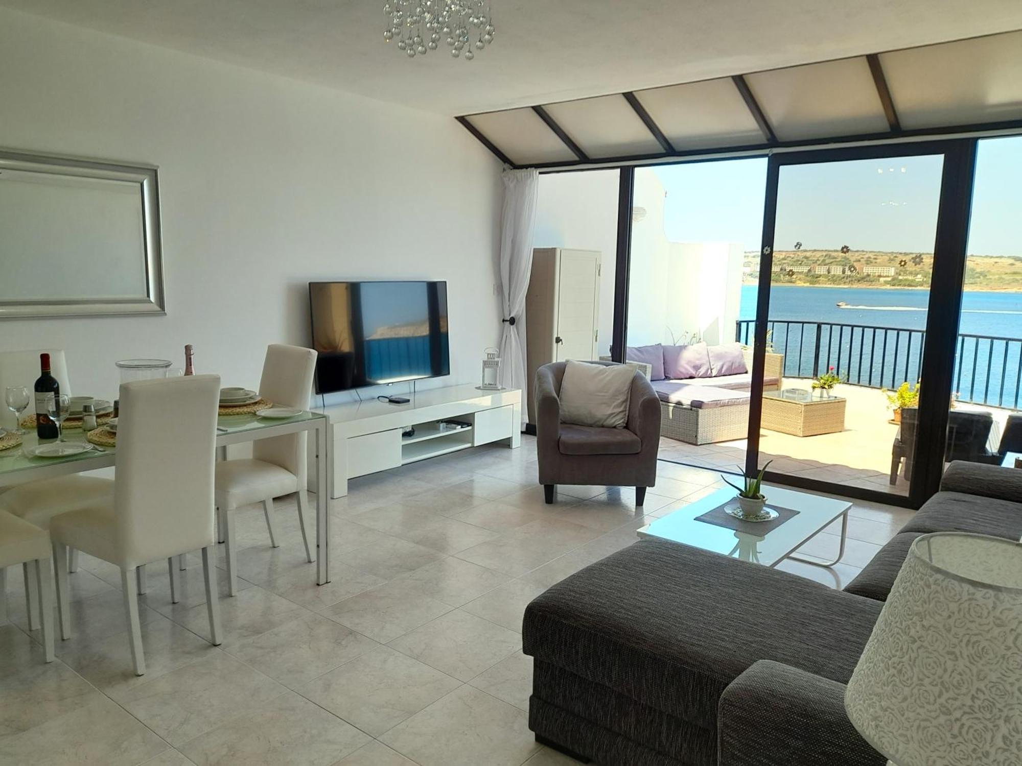 Seafront Apartment Terrace, Lounger & Panoramic Ocean Views Mellieħa Стая снимка