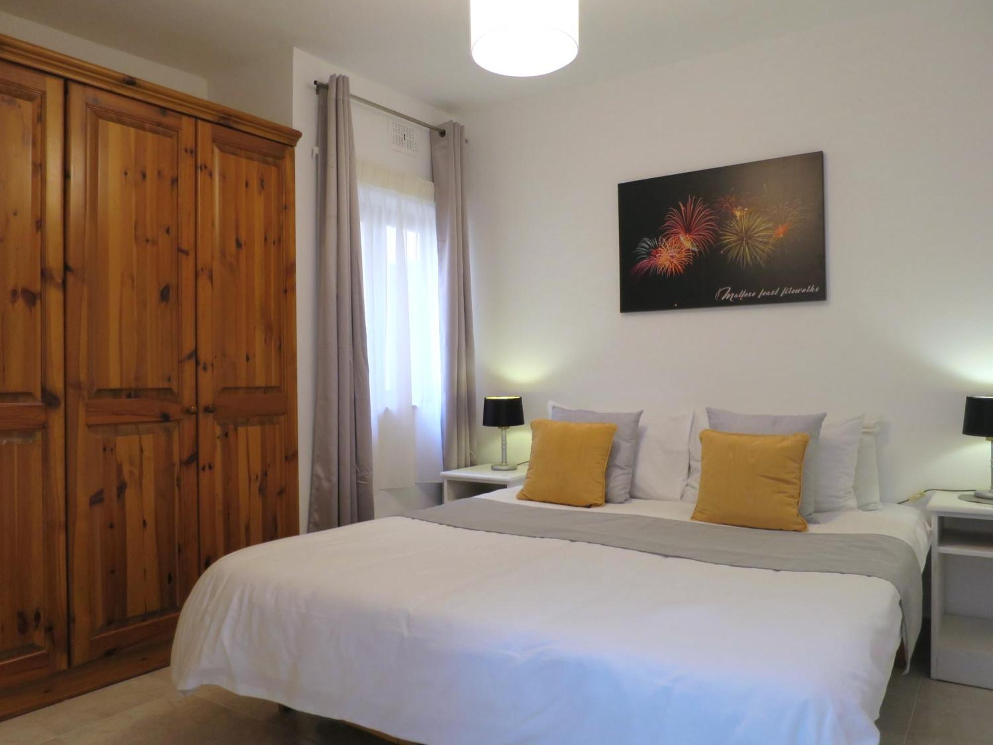 Seafront Apartment Terrace, Lounger & Panoramic Ocean Views Mellieħa Стая снимка