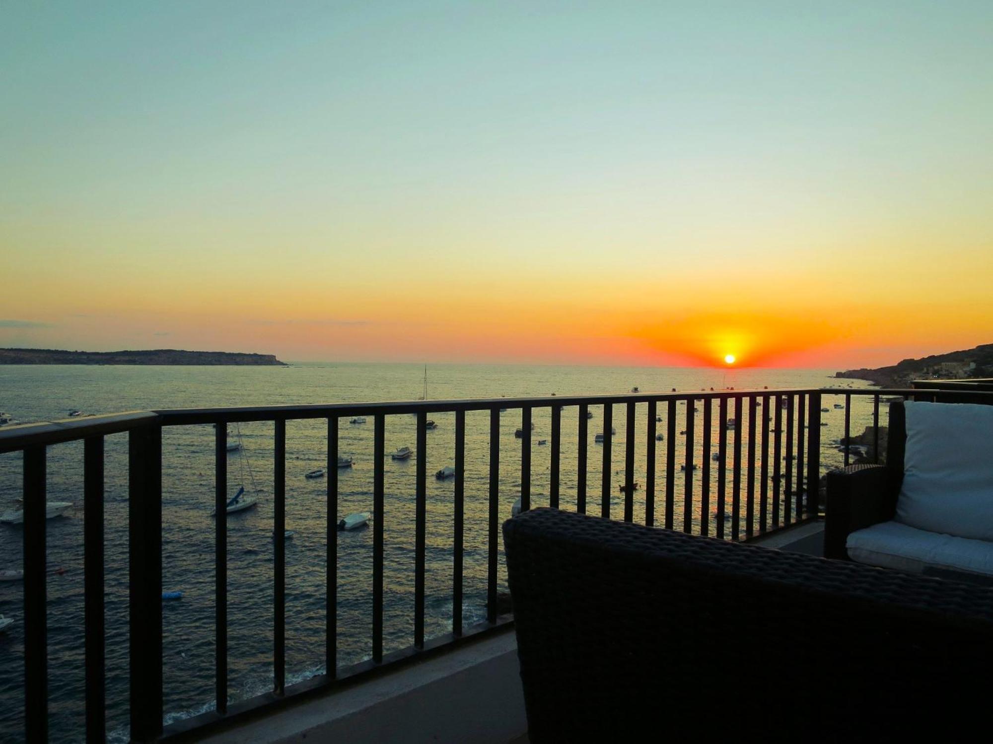 Seafront Apartment Terrace, Lounger & Panoramic Ocean Views Mellieħa Стая снимка