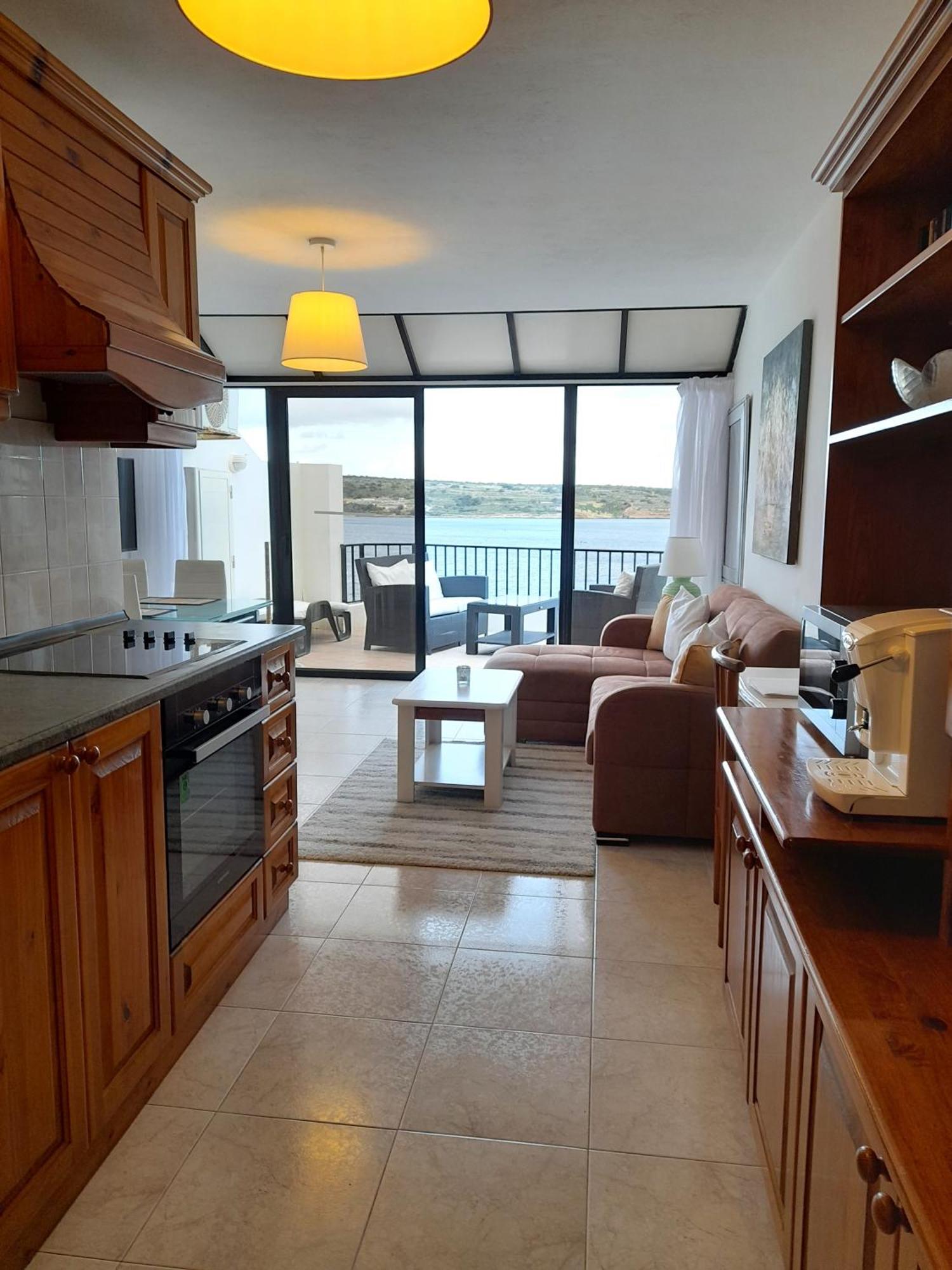 Seafront Apartment Terrace, Lounger & Panoramic Ocean Views Mellieħa Стая снимка