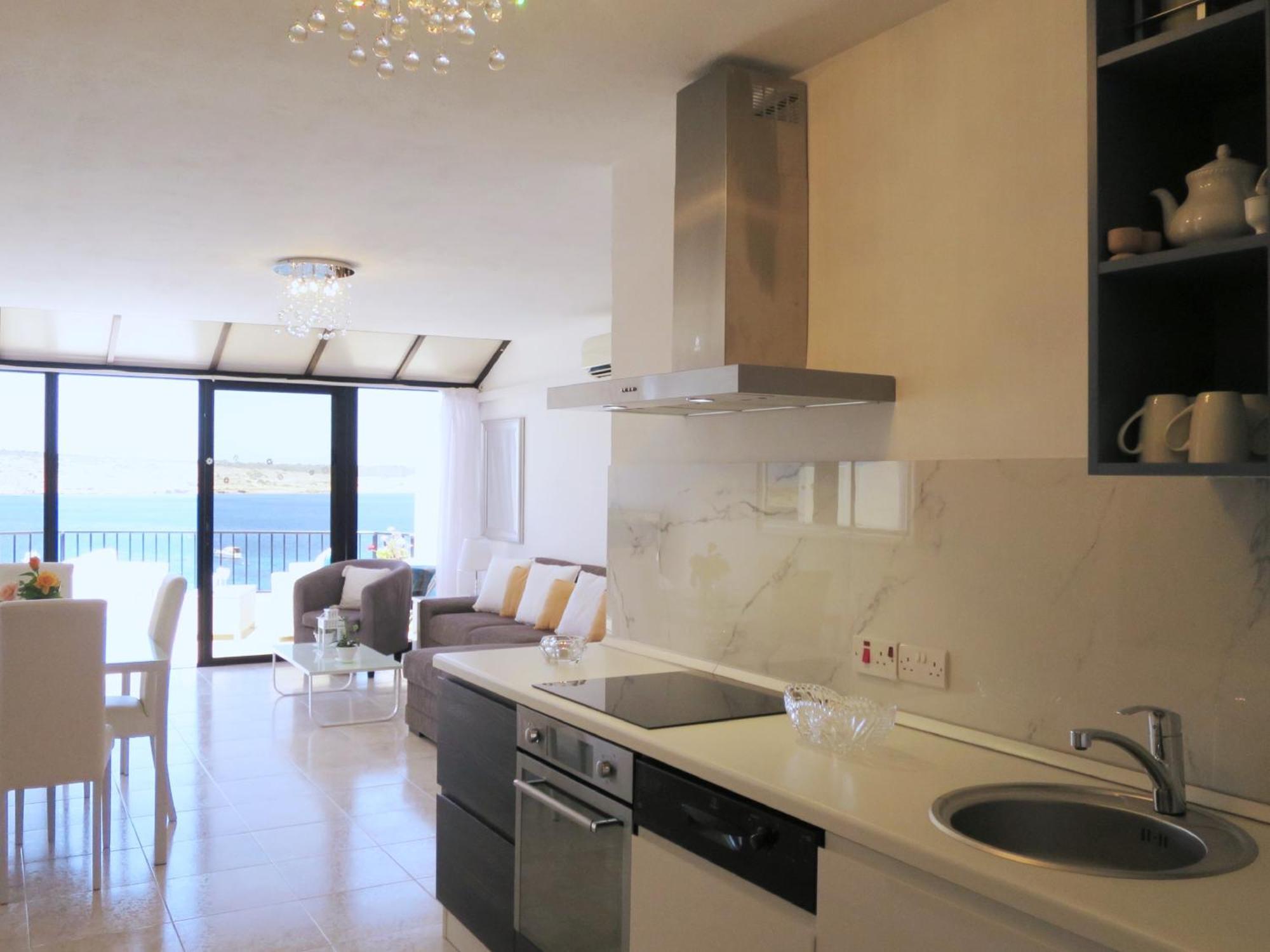 Seafront Apartment Terrace, Lounger & Panoramic Ocean Views Mellieħa Стая снимка