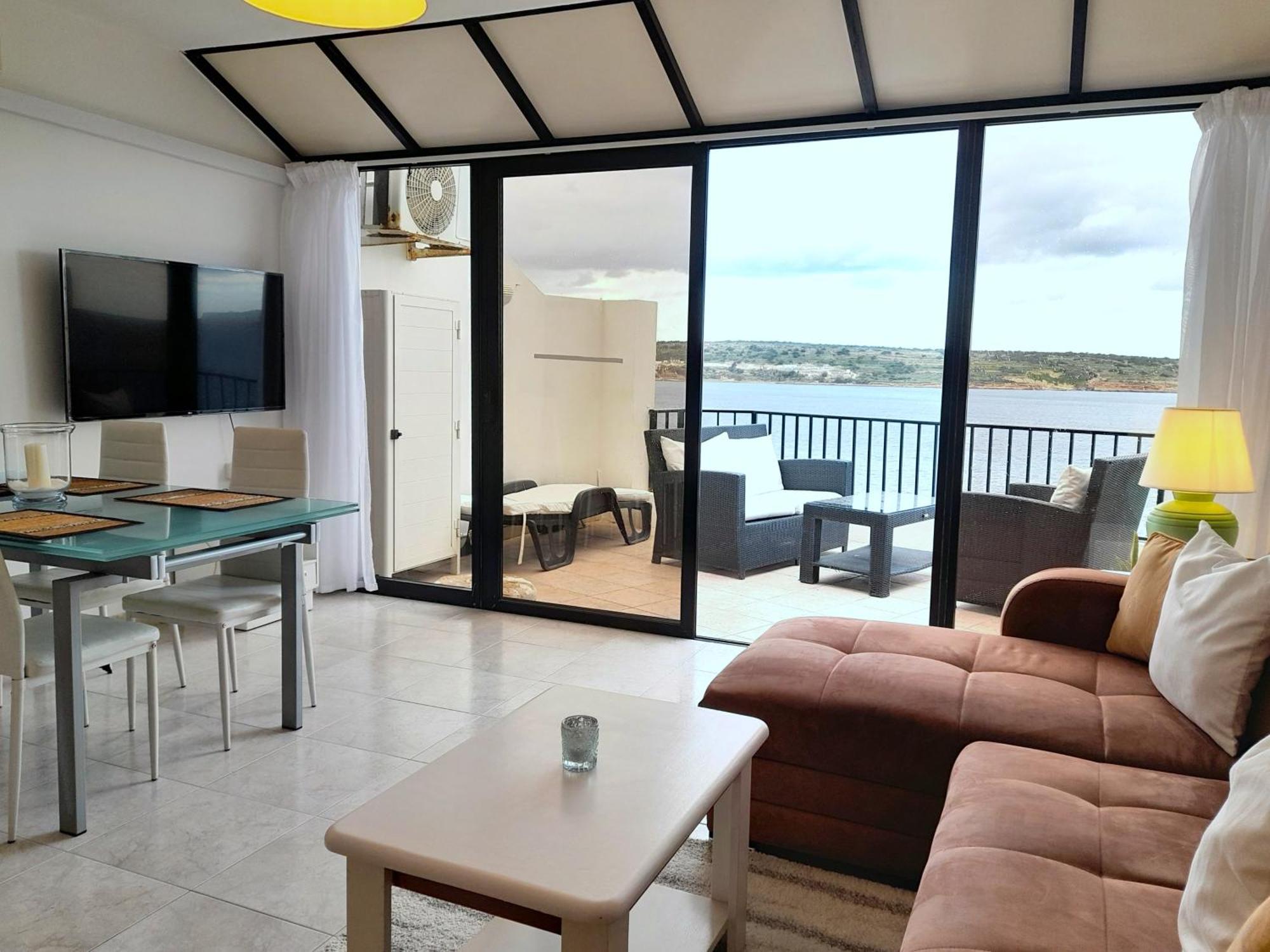 Seafront Apartment Terrace, Lounger & Panoramic Ocean Views Mellieħa Стая снимка
