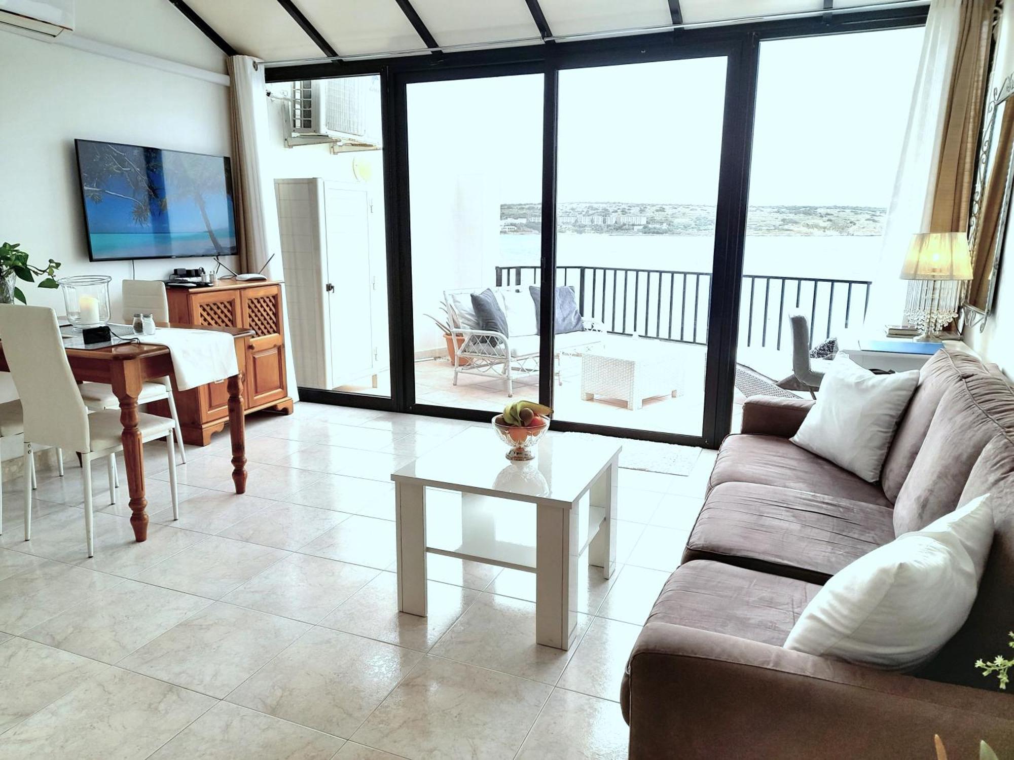Seafront Apartment Terrace, Lounger & Panoramic Ocean Views Mellieħa Стая снимка